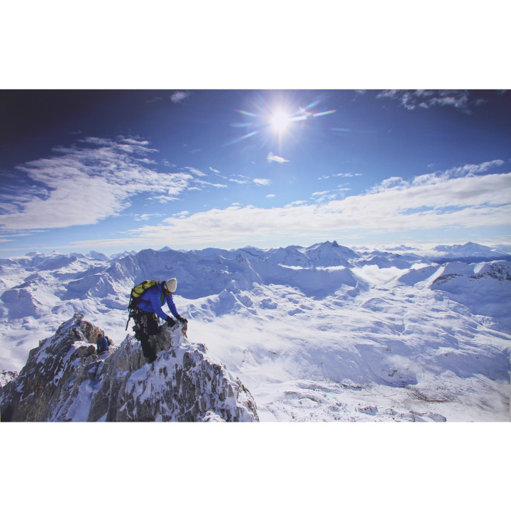 Alpinista sopra le nuvole su dibond