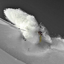 Skieur jaune dans la poudre en photo plexiglass - 80x80