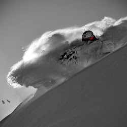 Skieur rouge dans la poudre en photo plexiglass - 60x60