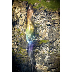 Cascade arc en ciel en photo plexiglass - 40x60