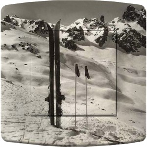 Interrupteur décoré skis vintage en montagne